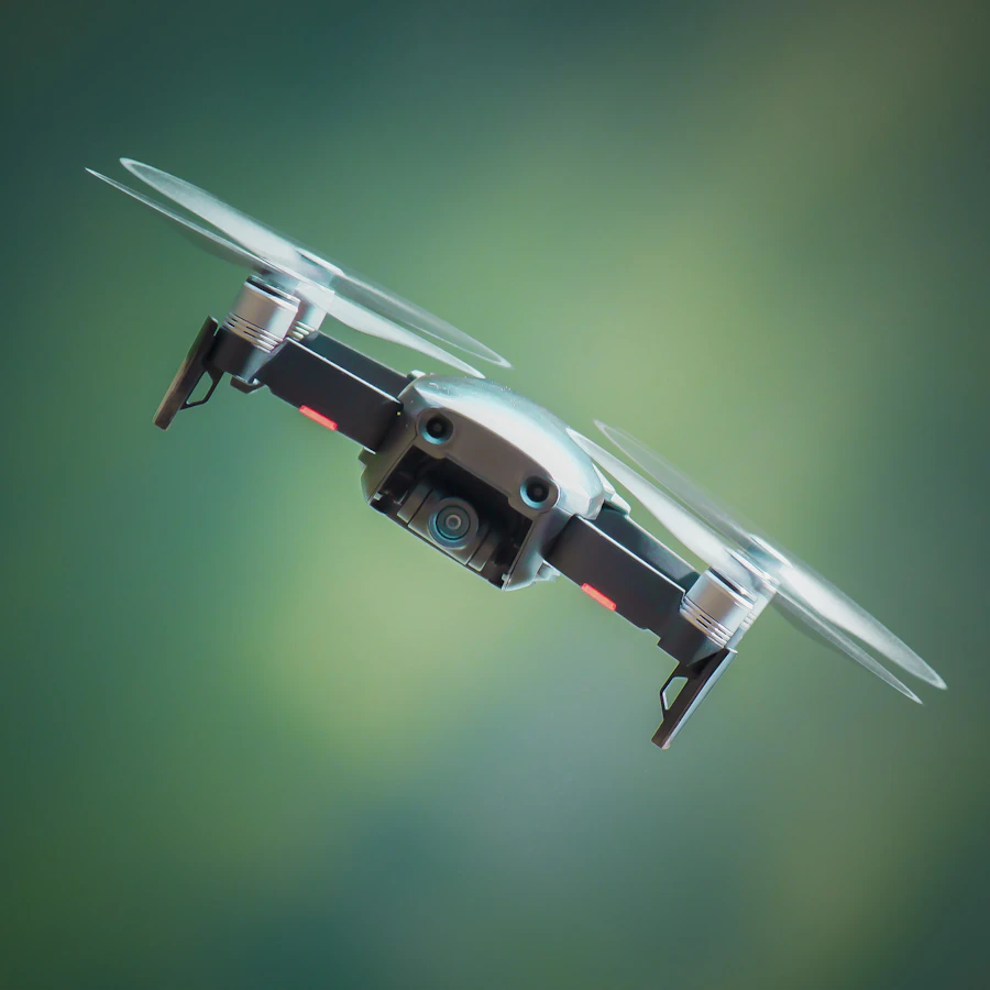 Drone de inspeção autônomo pairando sobre estrutura industrial