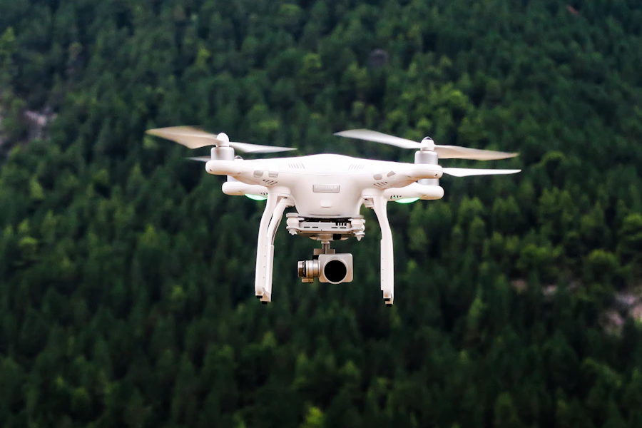 Drone autônomo inspecionando torres de transmissão de energia